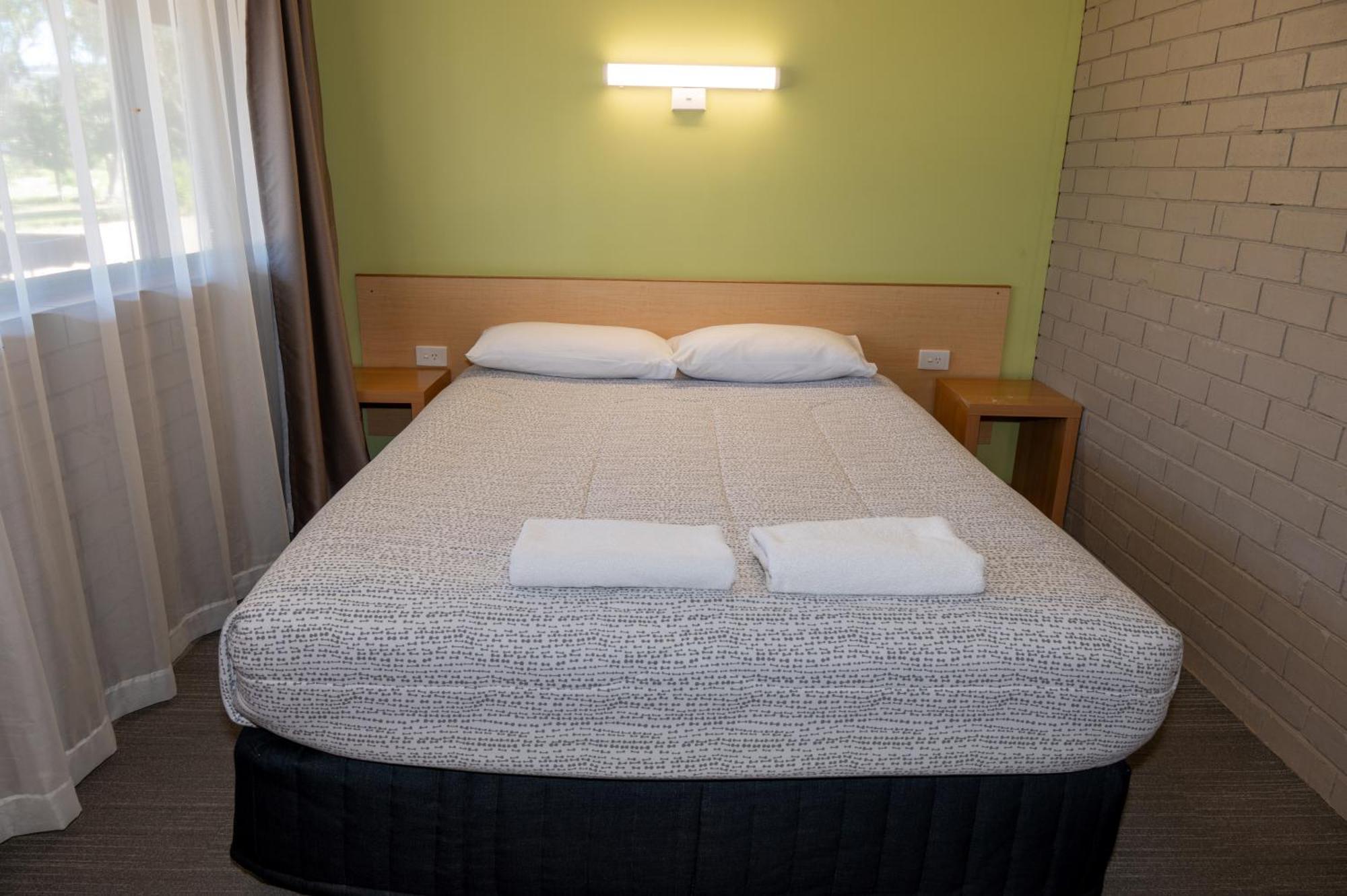 Tumut Valley Motel Pet Friendly Екстер'єр фото