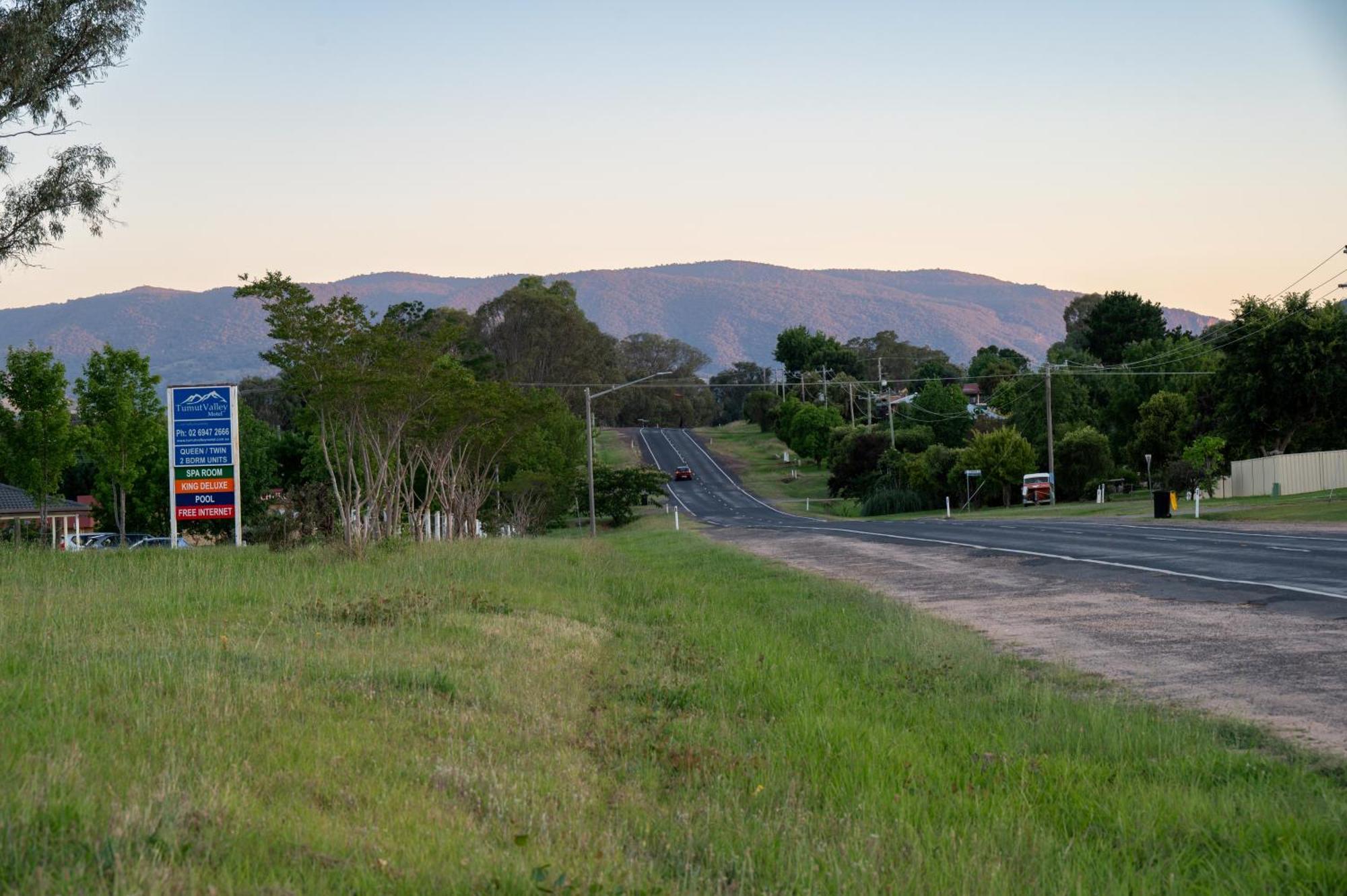 Tumut Valley Motel Pet Friendly Екстер'єр фото