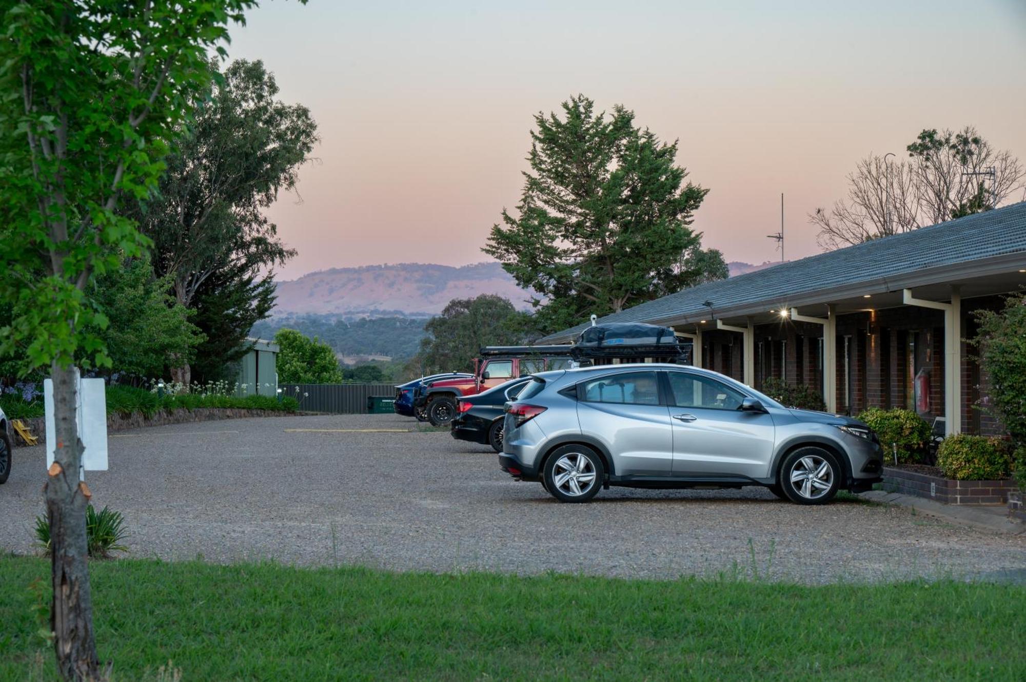 Tumut Valley Motel Pet Friendly Екстер'єр фото