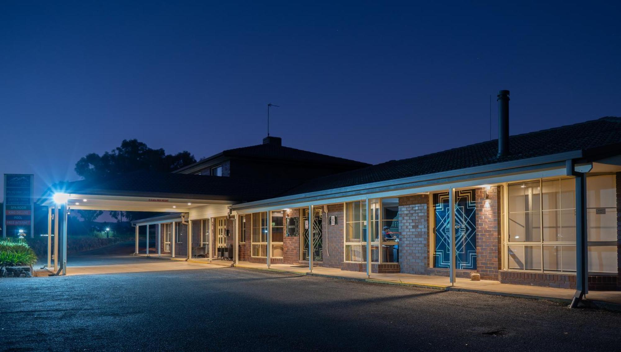 Tumut Valley Motel Pet Friendly Екстер'єр фото