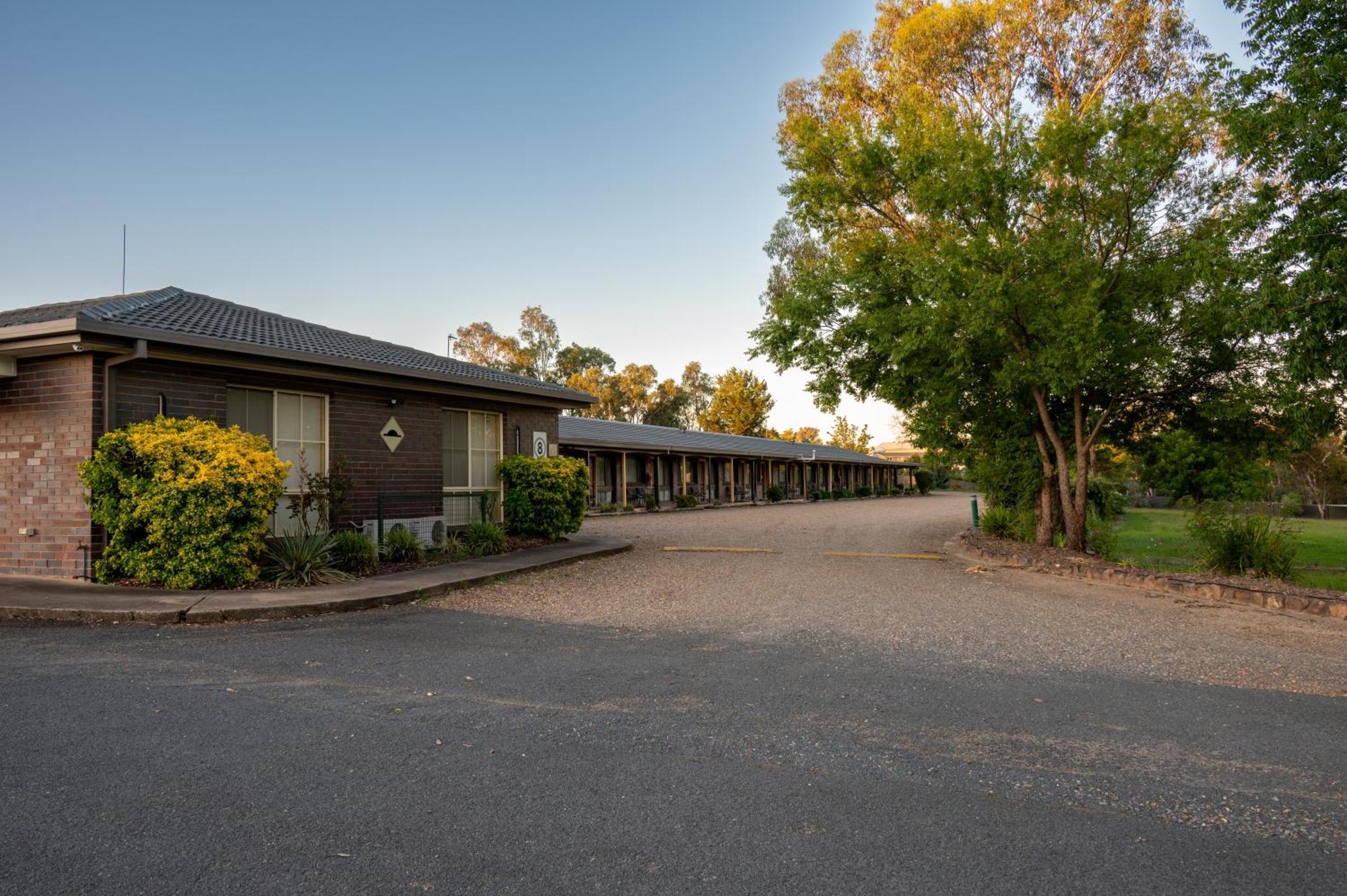 Tumut Valley Motel Pet Friendly Екстер'єр фото
