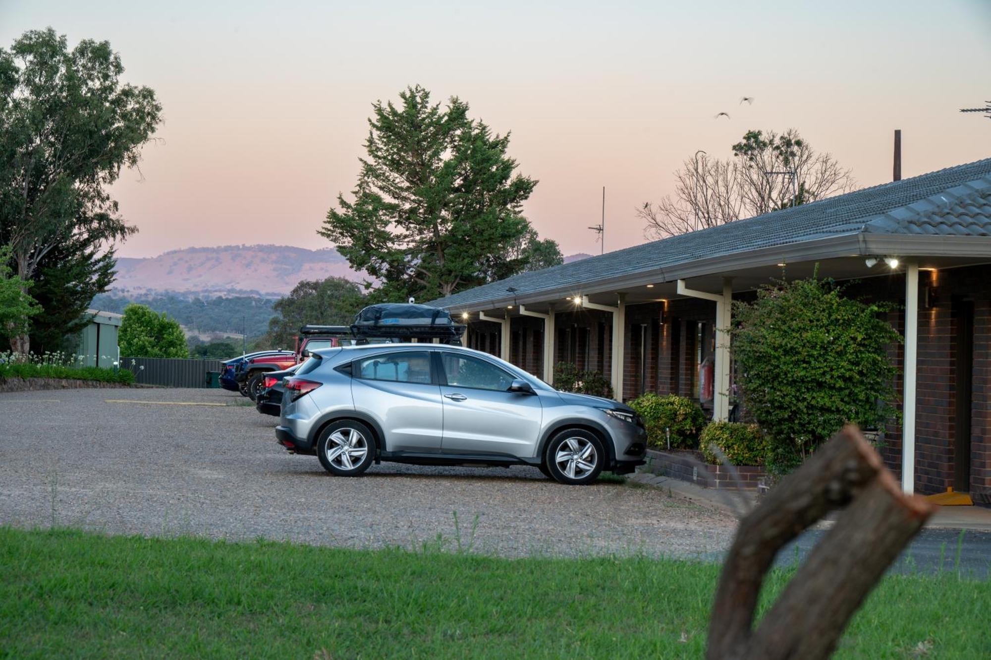 Tumut Valley Motel Pet Friendly Екстер'єр фото