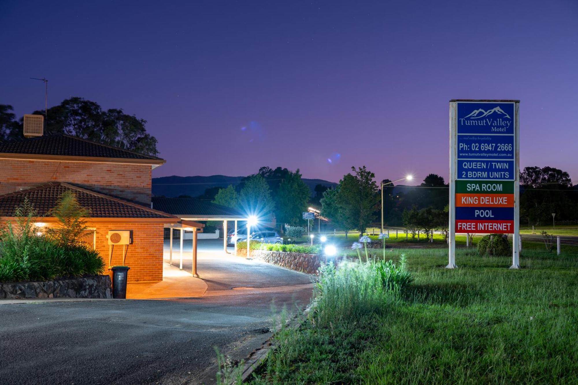 Tumut Valley Motel Pet Friendly Екстер'єр фото
