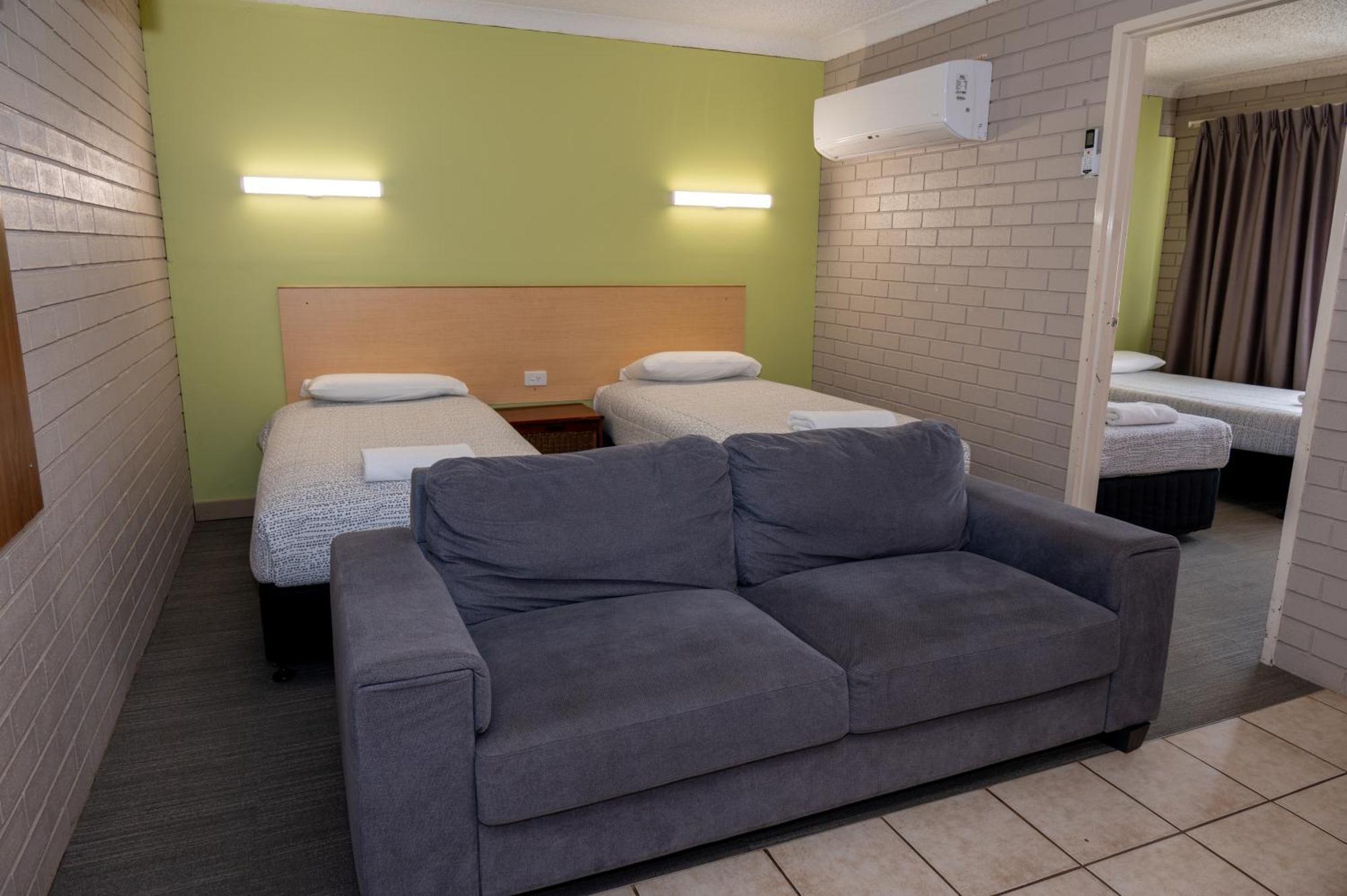 Tumut Valley Motel Pet Friendly Екстер'єр фото