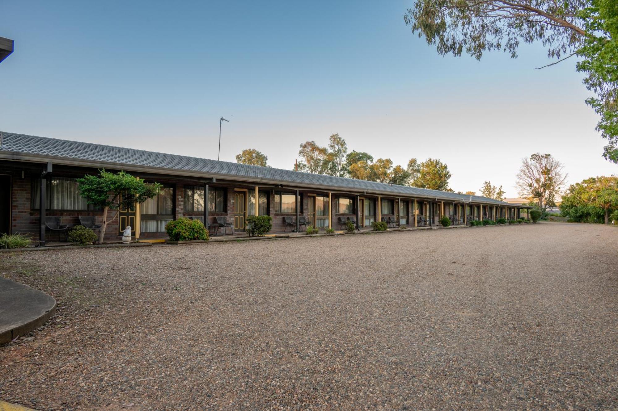 Tumut Valley Motel Pet Friendly Екстер'єр фото