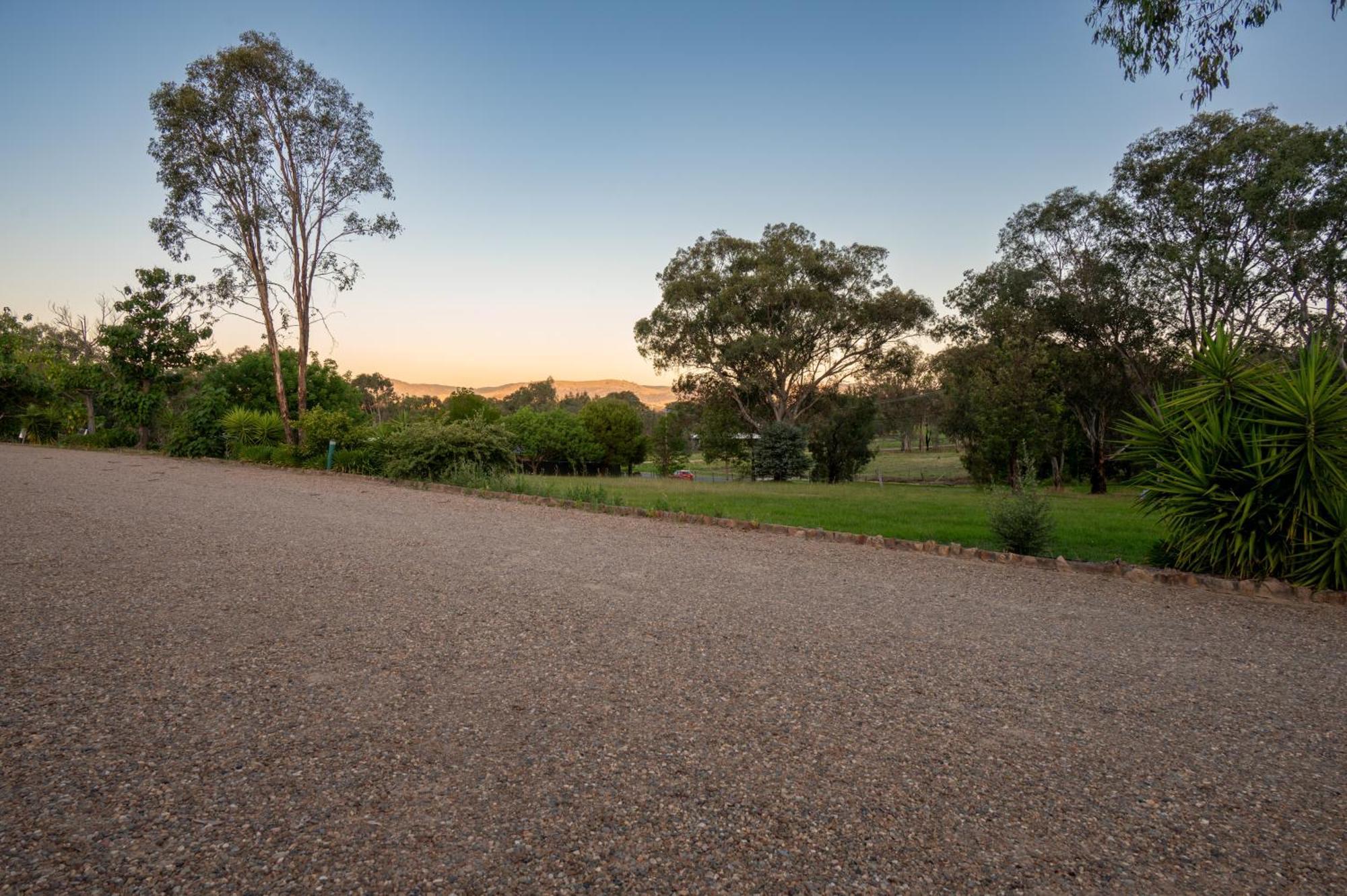 Tumut Valley Motel Pet Friendly Екстер'єр фото