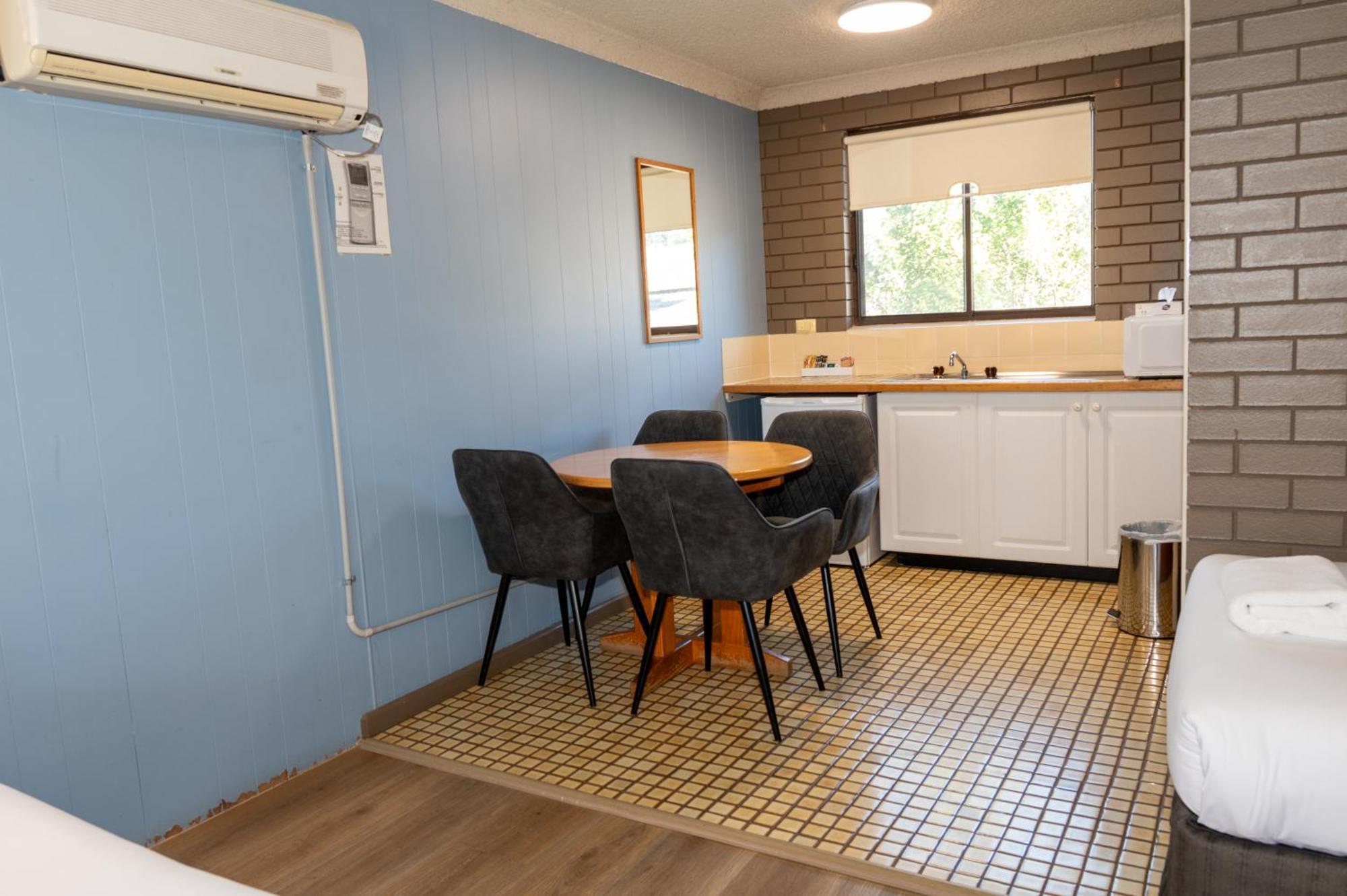 Tumut Valley Motel Pet Friendly Екстер'єр фото