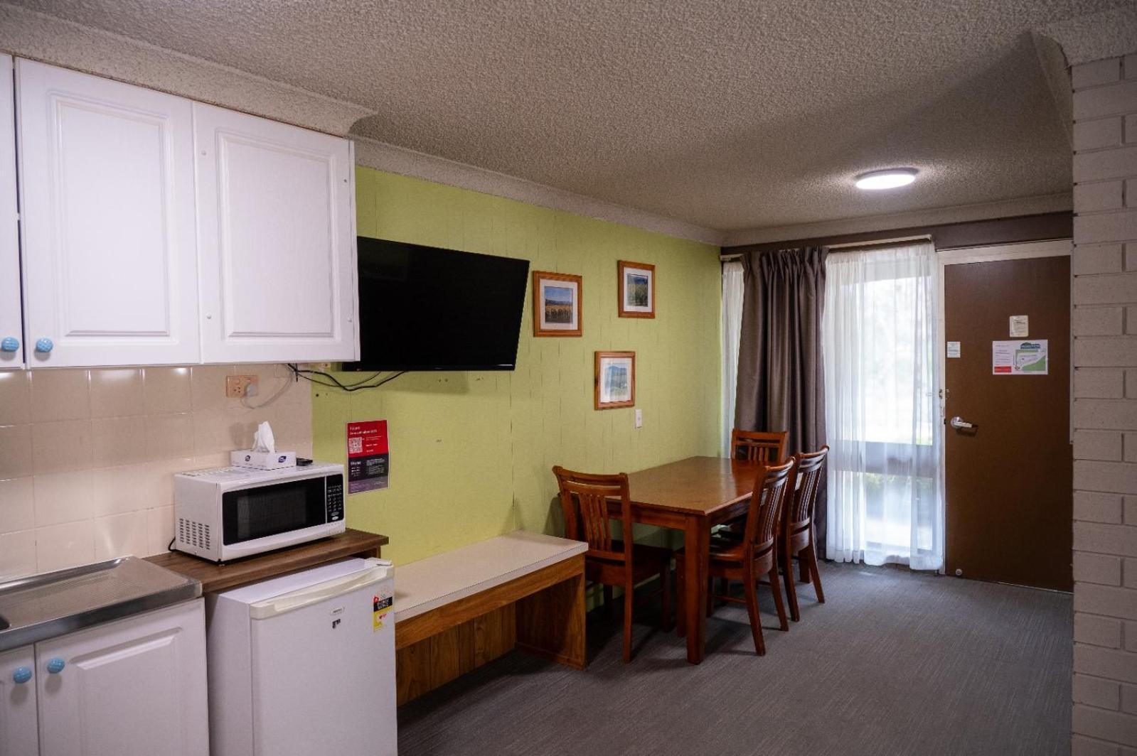 Tumut Valley Motel Pet Friendly Екстер'єр фото