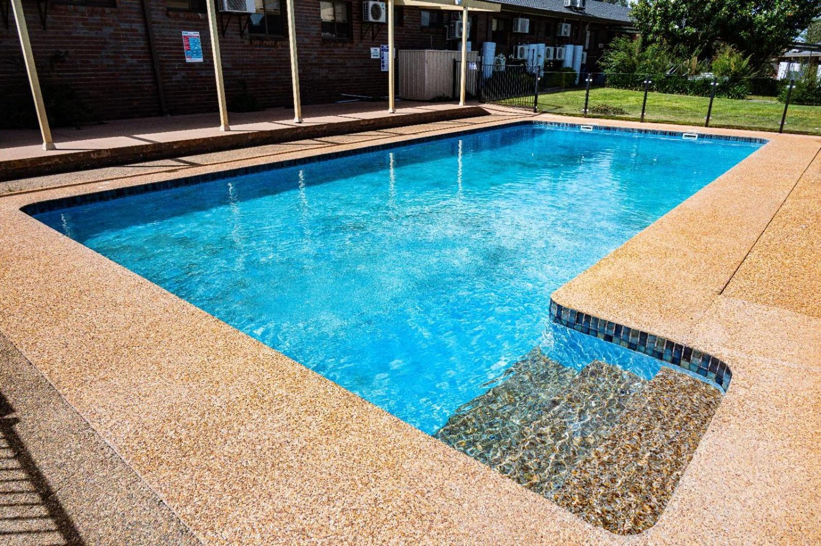 Tumut Valley Motel Pet Friendly Екстер'єр фото