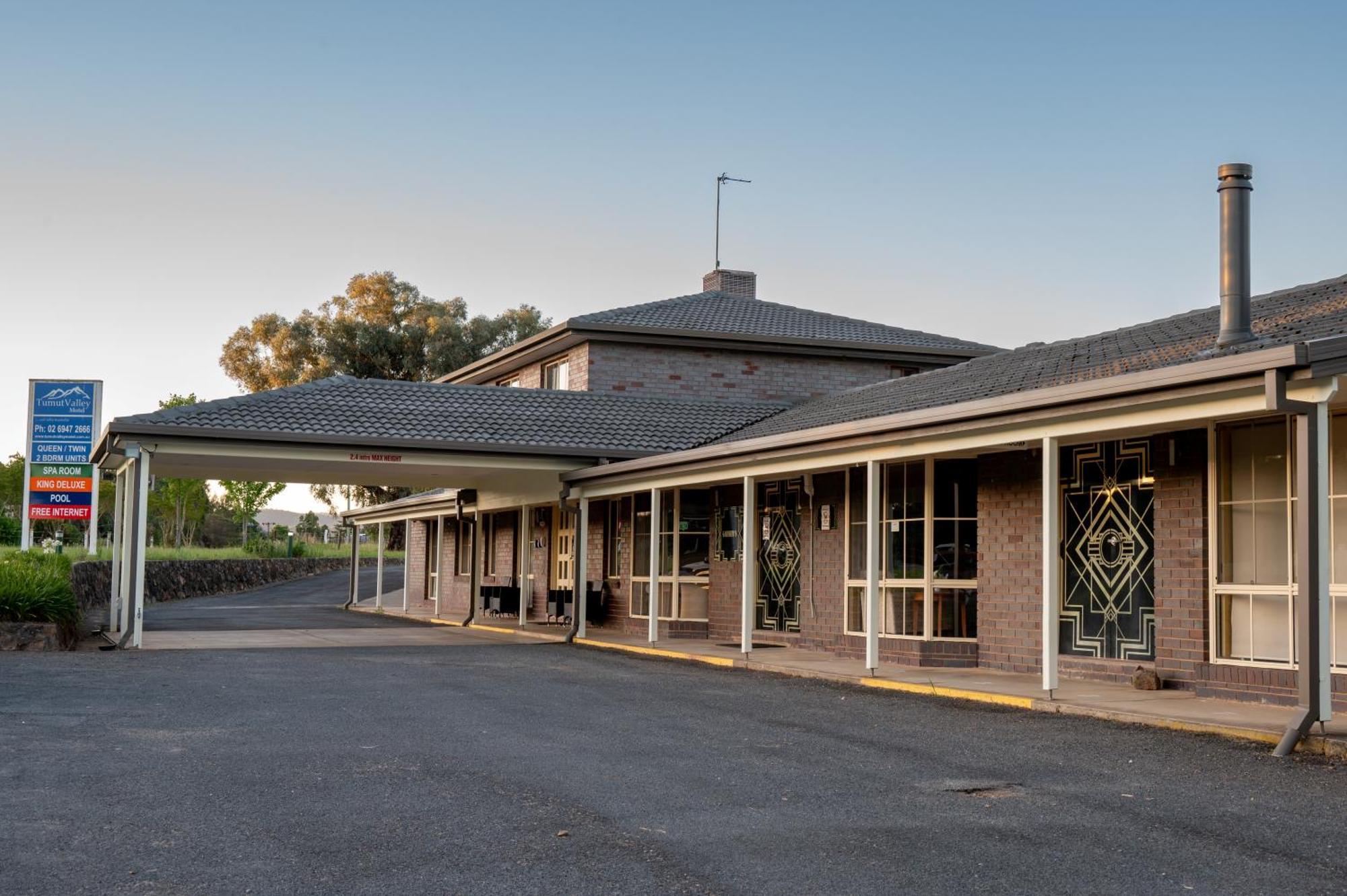 Tumut Valley Motel Pet Friendly Екстер'єр фото