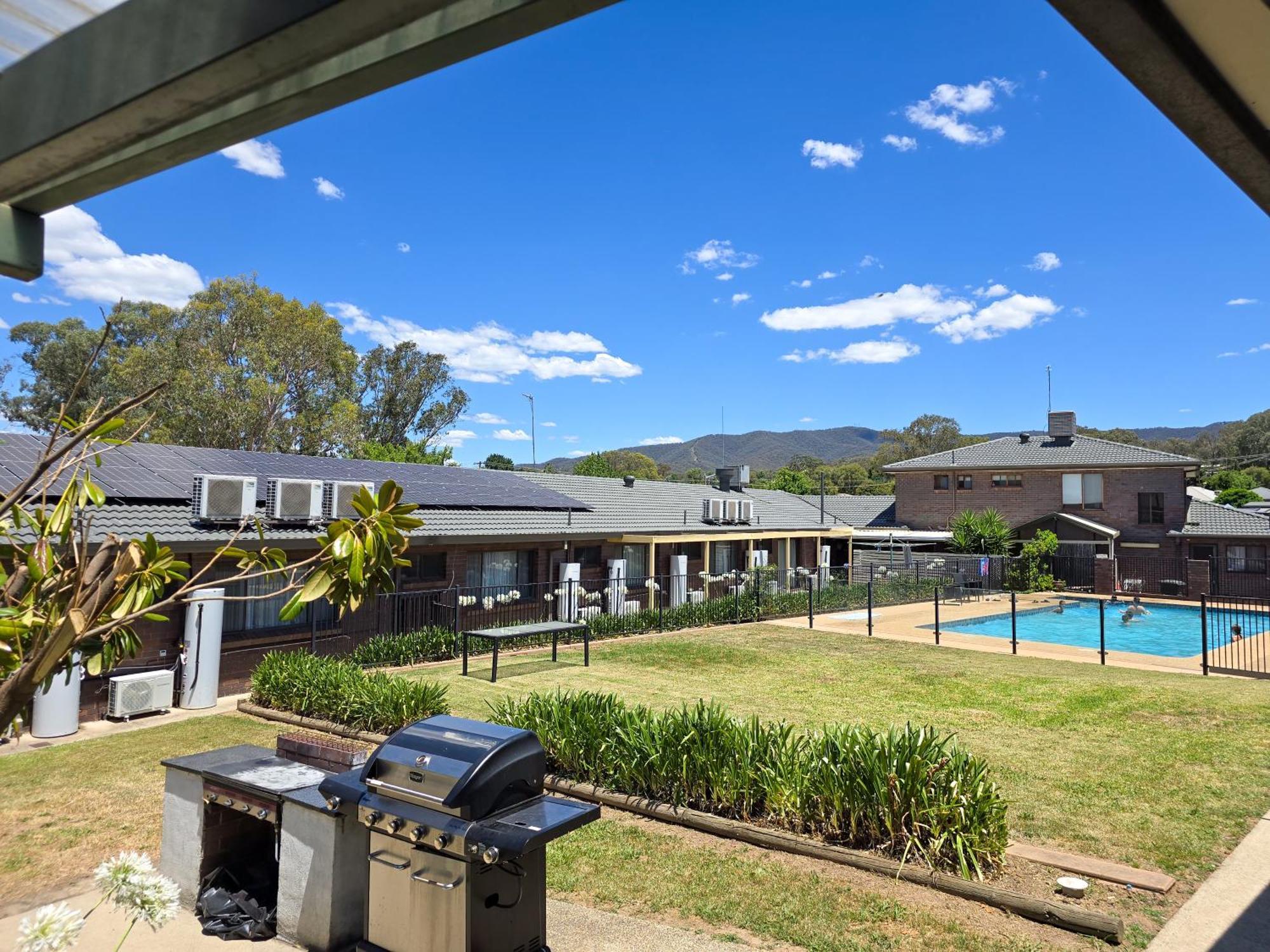 Tumut Valley Motel Pet Friendly Екстер'єр фото