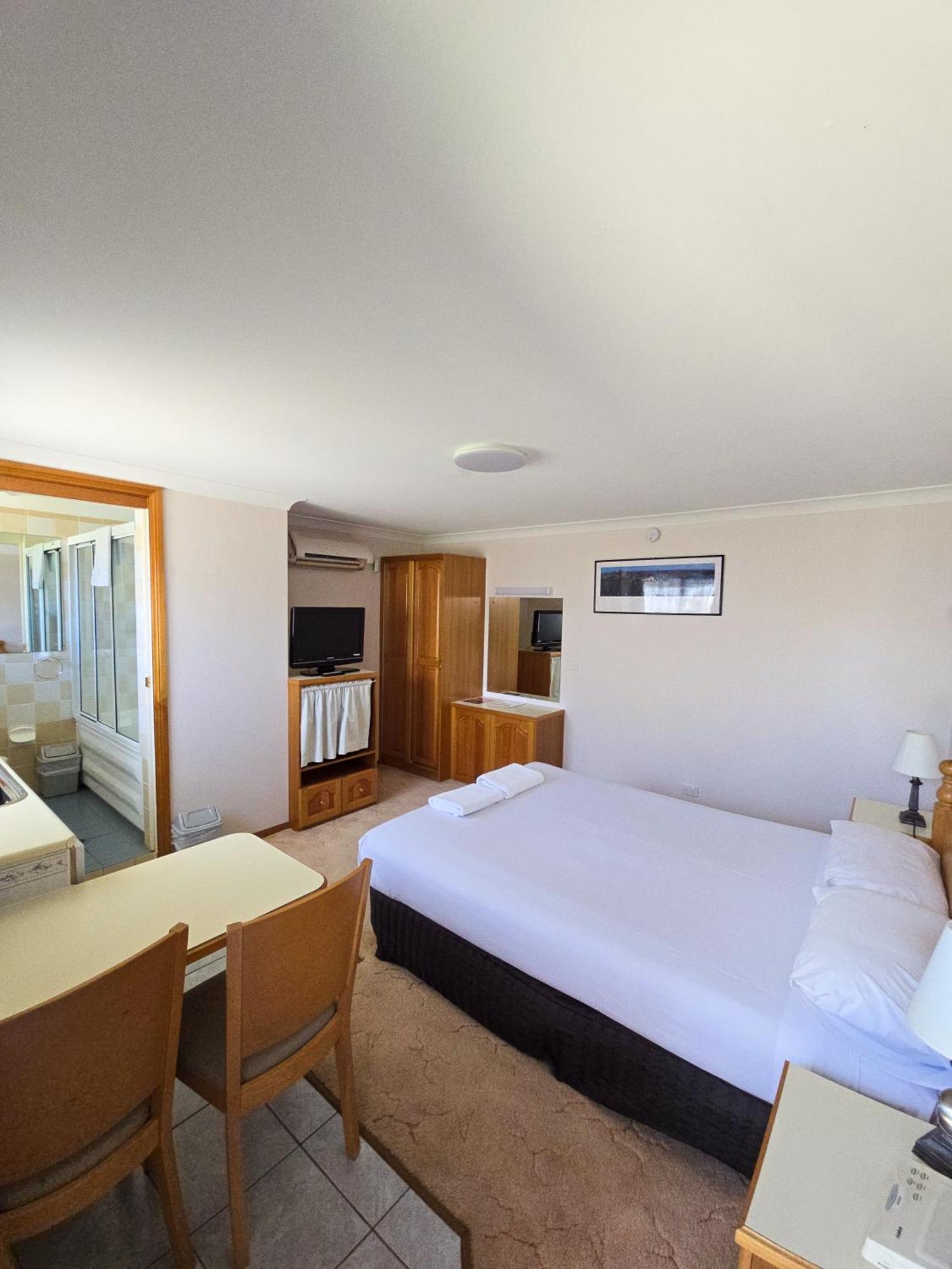 Tumut Valley Motel Pet Friendly Екстер'єр фото