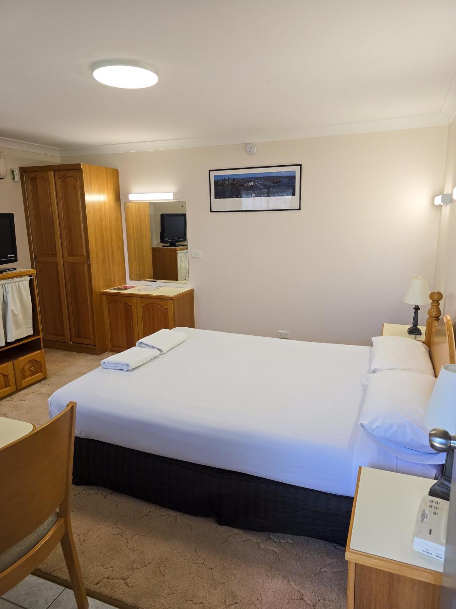 Tumut Valley Motel Pet Friendly Екстер'єр фото